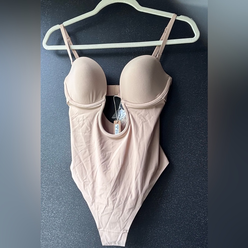 Skims Deep Plunge Nude Clay Shape wear Bodysuit Size Medium M
